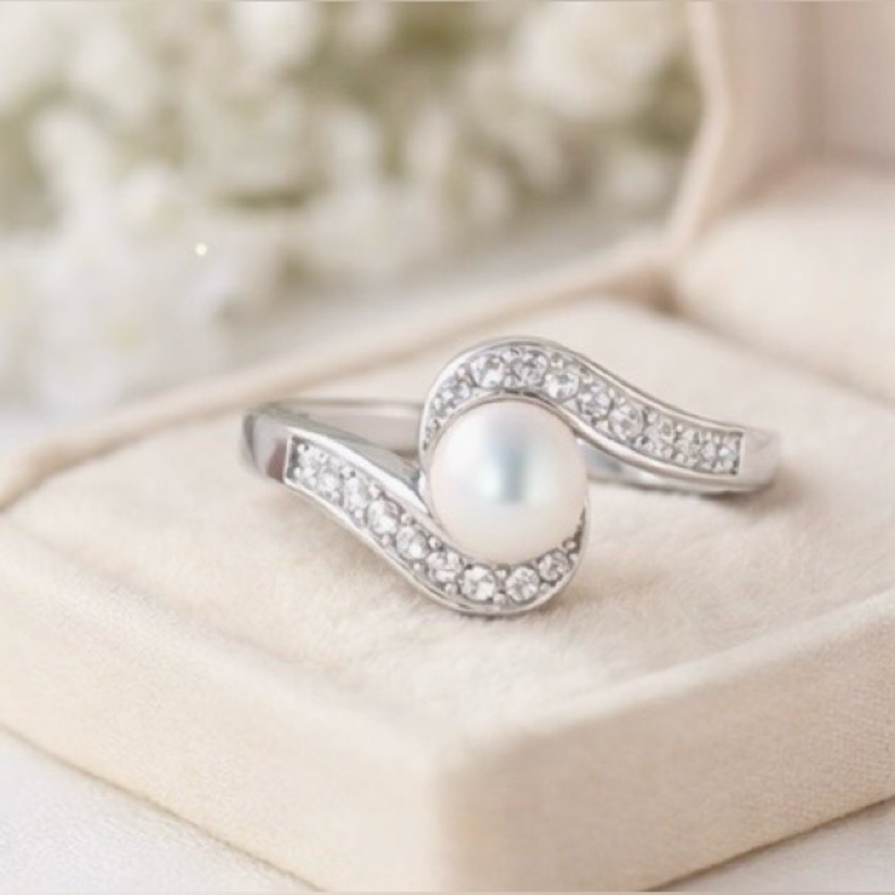 Lustrous Silver Pearl Ring with Crystal Accents